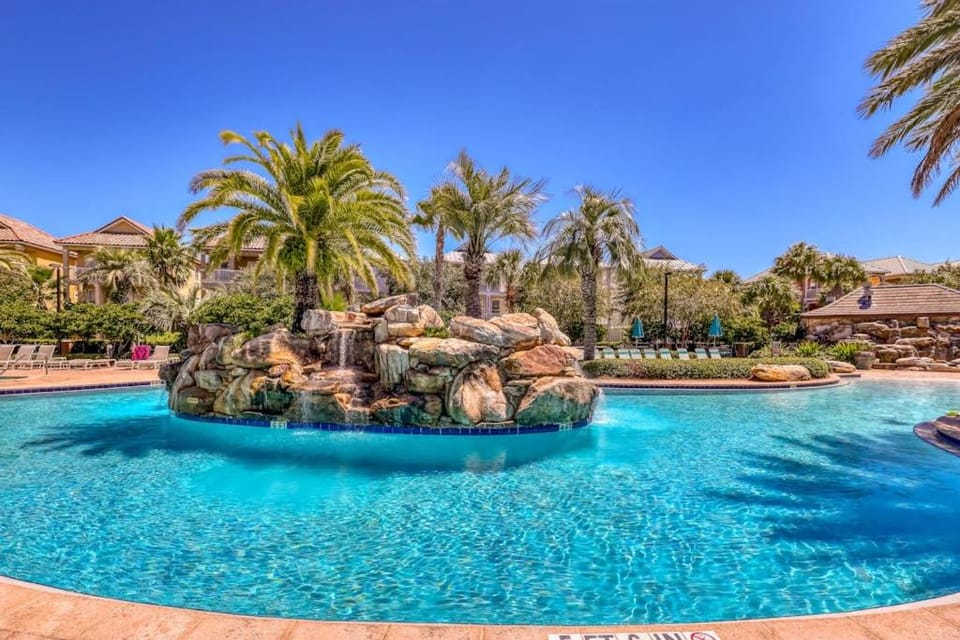 Gorgeous multi-level home with pool hot tub & two balconies - dog-friendly House in Destin