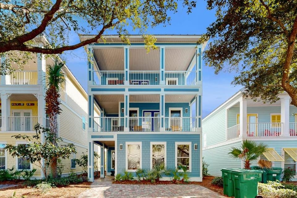 Gorgeous multi-level home with pool hot tub & two balconies - dog-friendly House in Destin