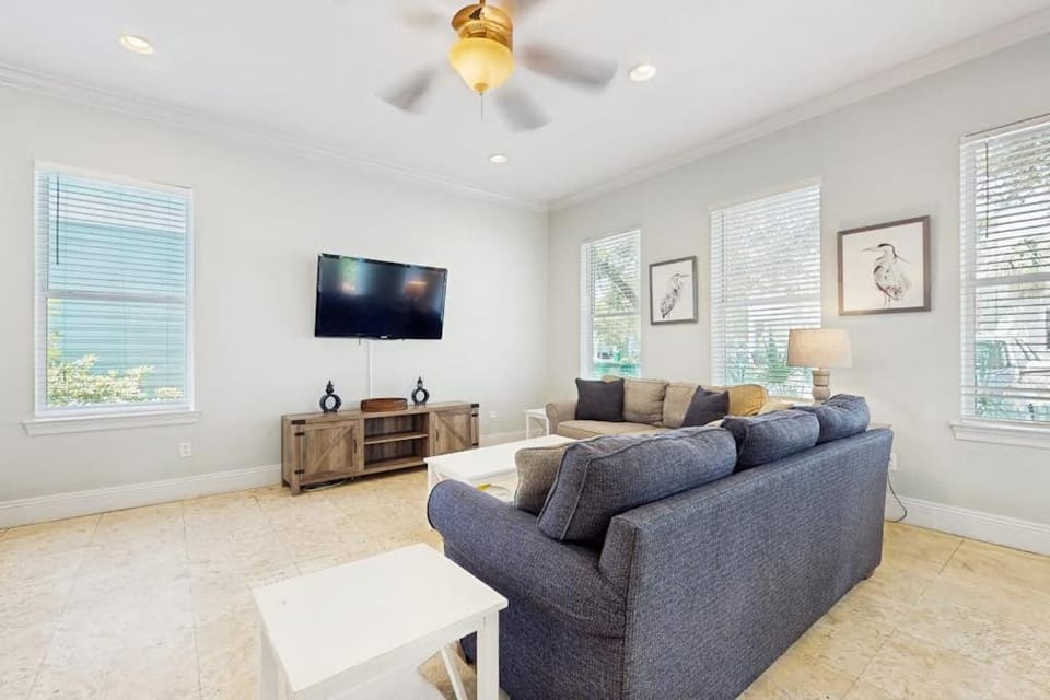 Gorgeous multi-level home with pool hot tub & two balconies - dog-friendly House in Destin
