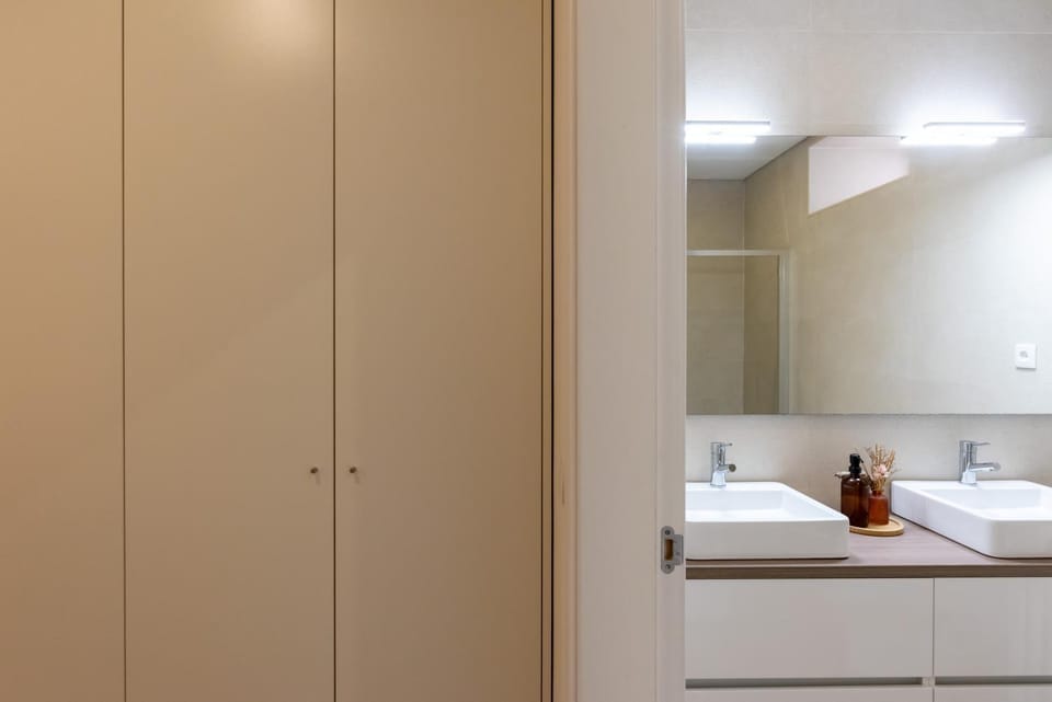 Shower, Bathroom, hair dryier, towels, wardrobe
