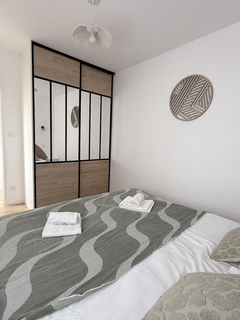 Photo of the whole room, Bedroom