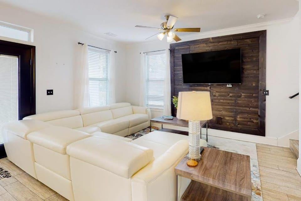 Dog-friendly home near beach with pool access two balconies wet bar & WD House in Destin