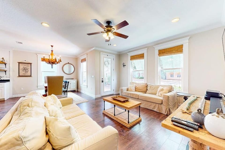 Snowbird-friendly home in gated community with hot tub pool balcony & grill House in Destin