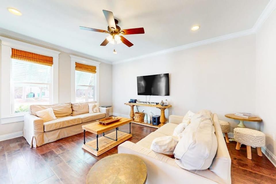 Snowbird-friendly home in gated community with hot tub pool balcony & grill House in Destin