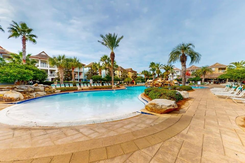 Snowbird-friendly home in gated community with hot tub pool balcony & grill House in Destin