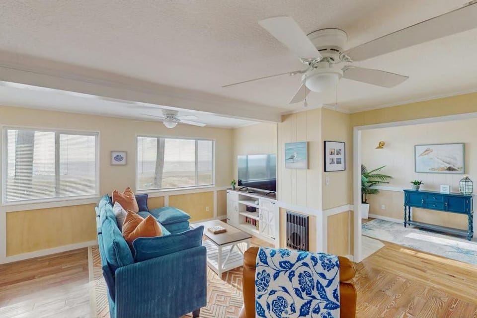 Coastal escape with bay views fishing Washer & dryer and Wifi House in Saint George Island