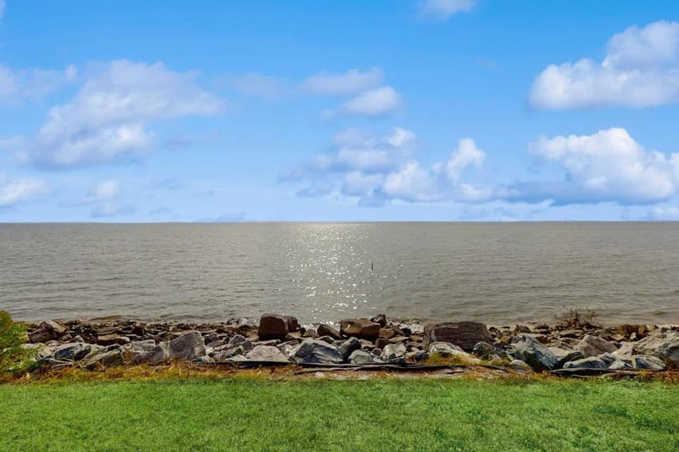 Coastal escape with bay views fishing Washer & dryer and Wifi House in Saint George Island