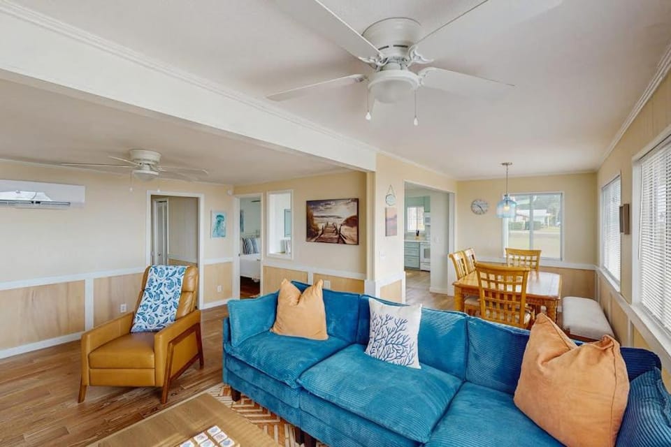 Coastal escape with bay views fishing Washer & dryer and Wifi House in Saint George Island
