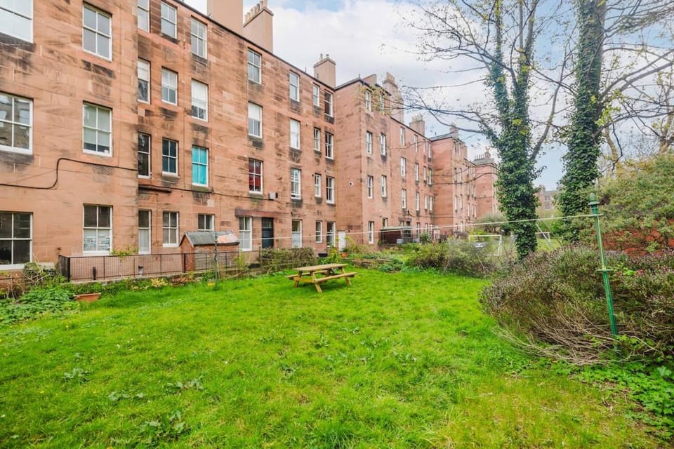 Classic Edinburgh Tenement Meadows & City Centre Apartment in Edinburgh