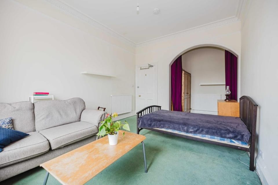 Classic Edinburgh Tenement Meadows & City Centre Apartment in Edinburgh