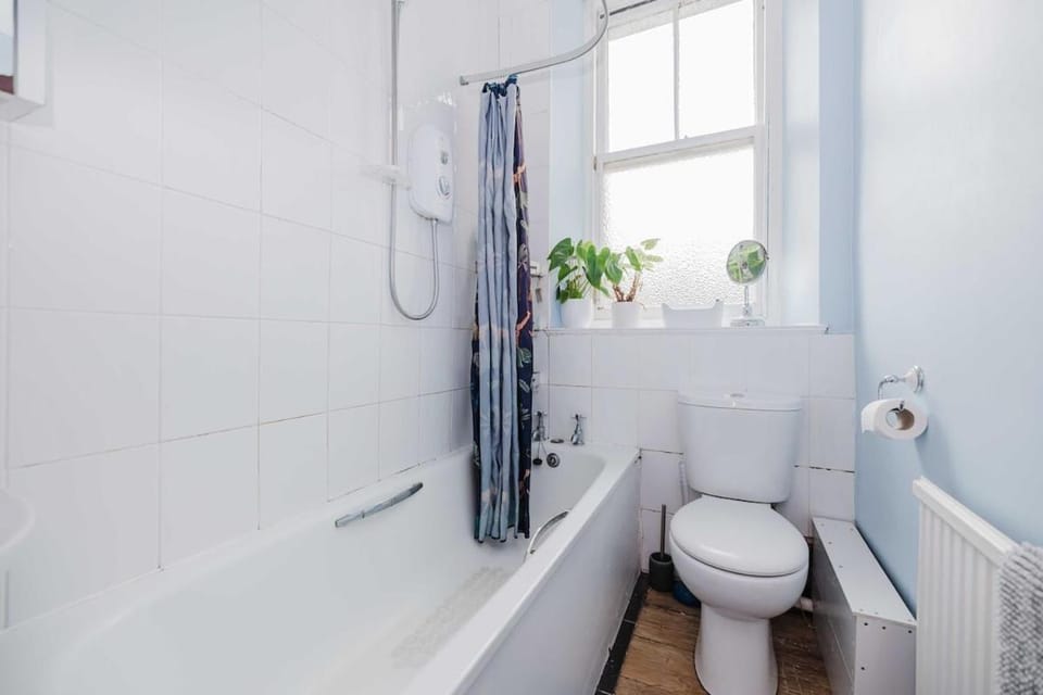 Classic Edinburgh Tenement Meadows & City Centre Apartment in Edinburgh