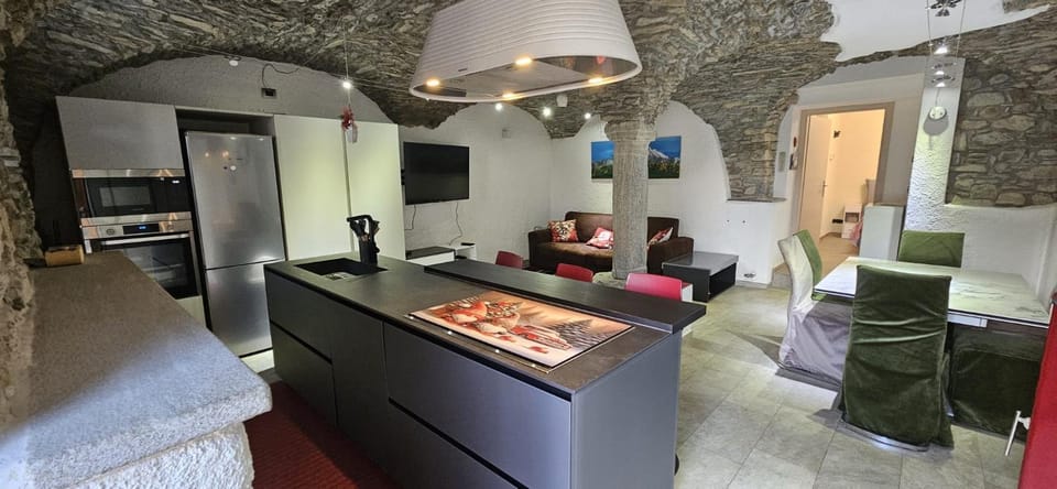 Kitchen or kitchenette, Dining area, oven, stove