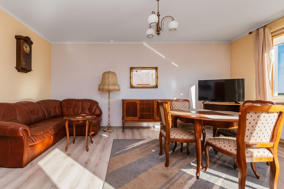 Communal lounge/ TV room, TV and multimedia, Living room, Seating area, Dining area