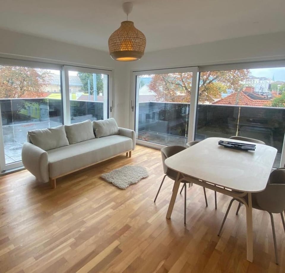 90 m2 Apartment with Balcony & Free Parking Apartment in Vienna