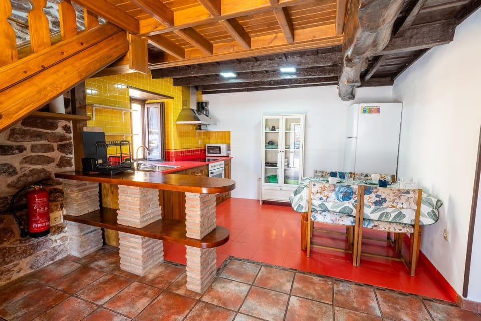 Kitchen or kitchenette, Dining area, oven, pet friendly