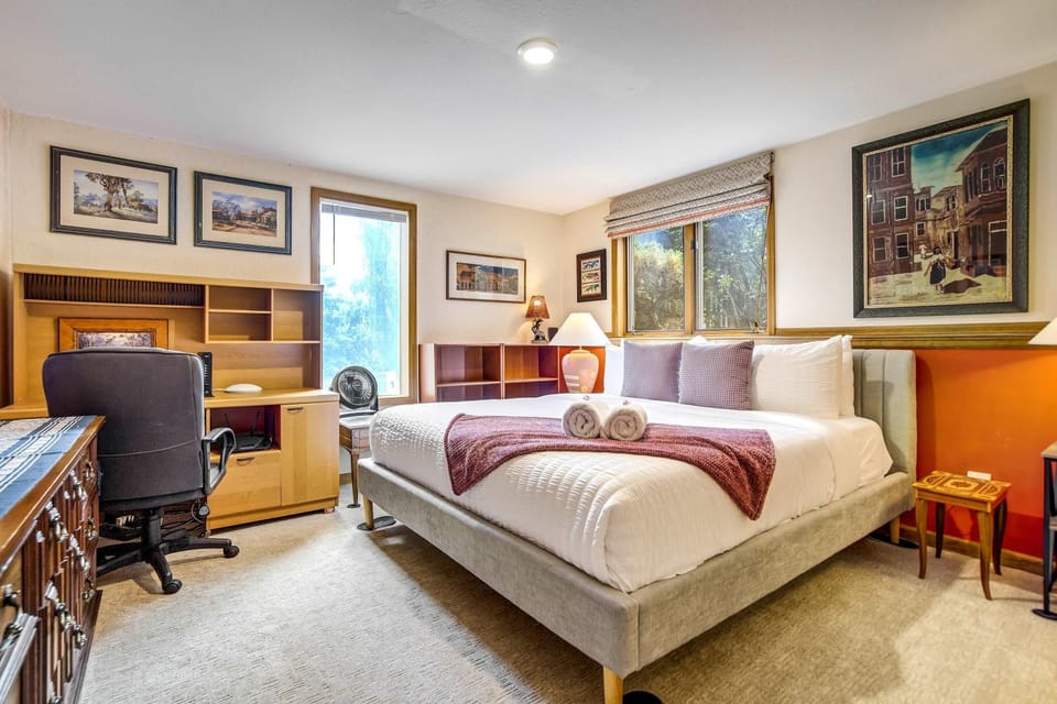 Garden Trails Spacious Home by Garden of the Gods House in Colorado Springs