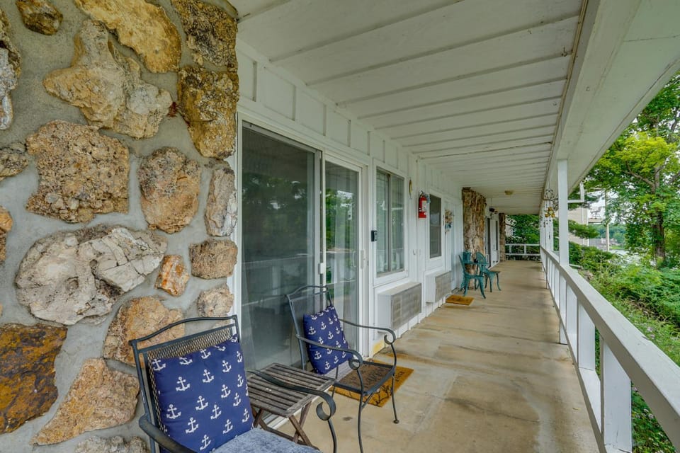 Lakefront Condo, Close to Bagnell Dam Strip House in Village Four Seasons