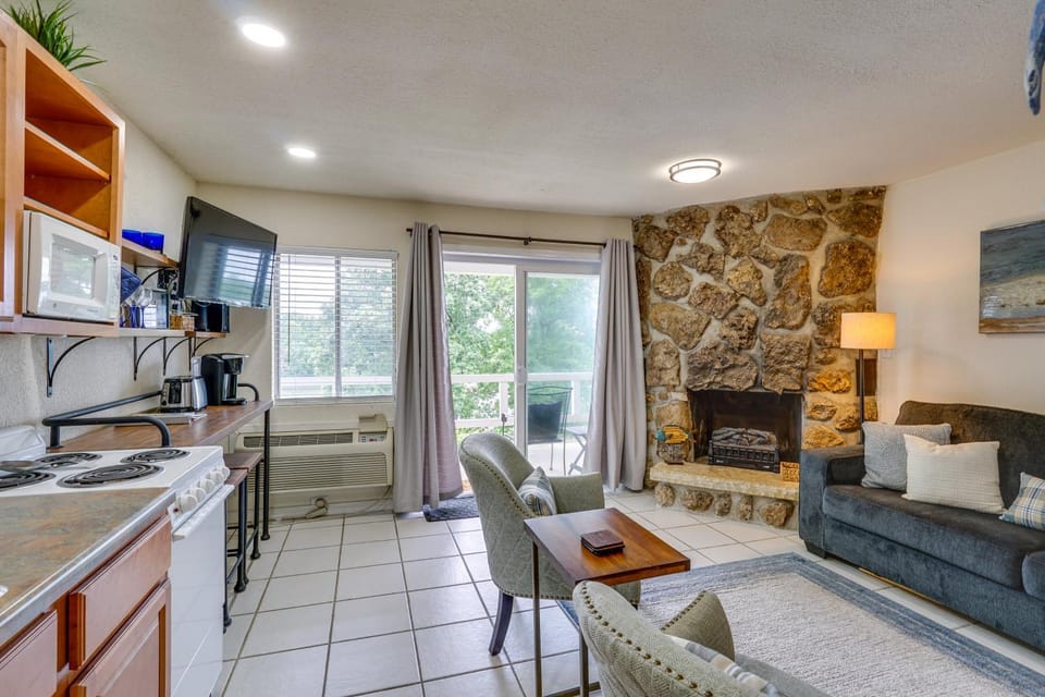 Lakefront Condo, Close to Bagnell Dam Strip House in Village Four Seasons