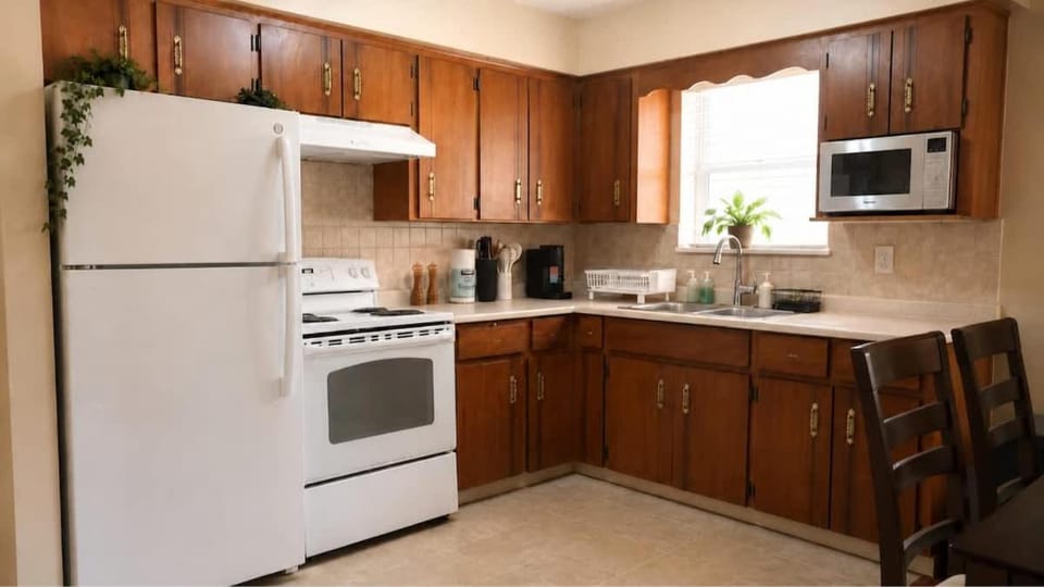 Cozy Vintage Feel 3BR Suite in Quiet Neighbourhood House in Vancouver