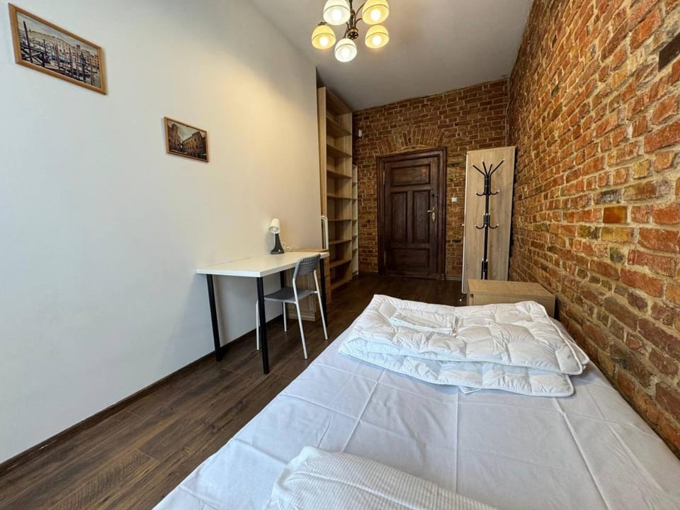 Photo of the whole room, Bedroom, wardrobe