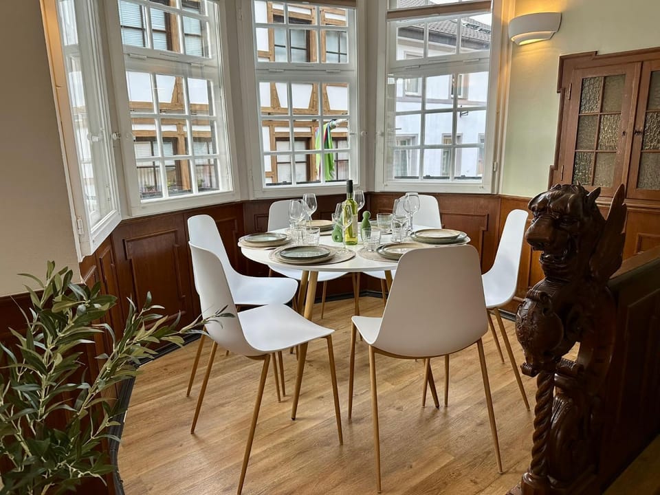Seating area, Dining area