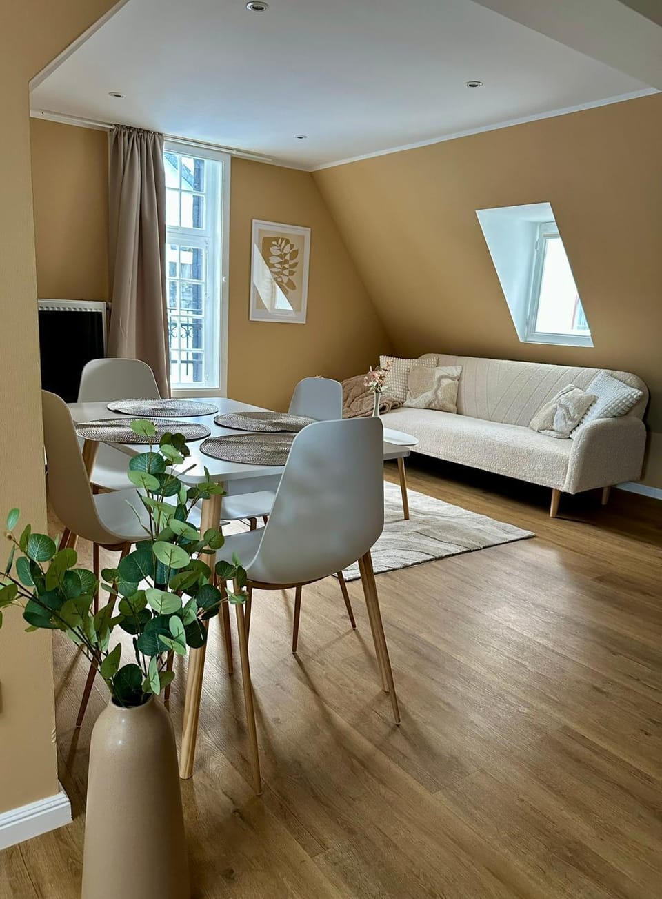 Seating area, Dining area