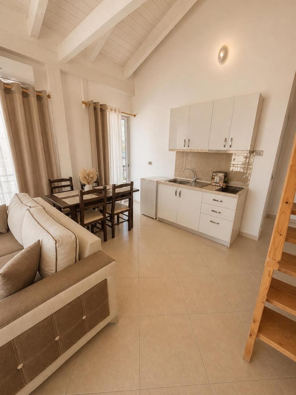 Kitchen or kitchenette, Seating area