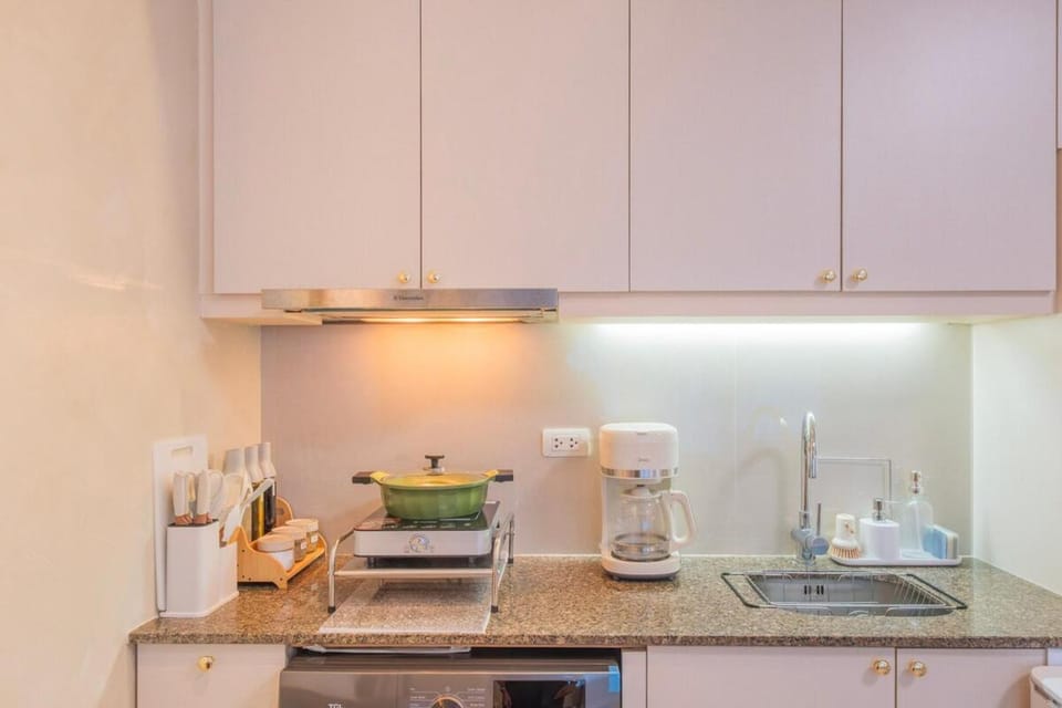 2 mins to Mall, with Washer and Automatic Sofa Bed Apartment in Pasig
