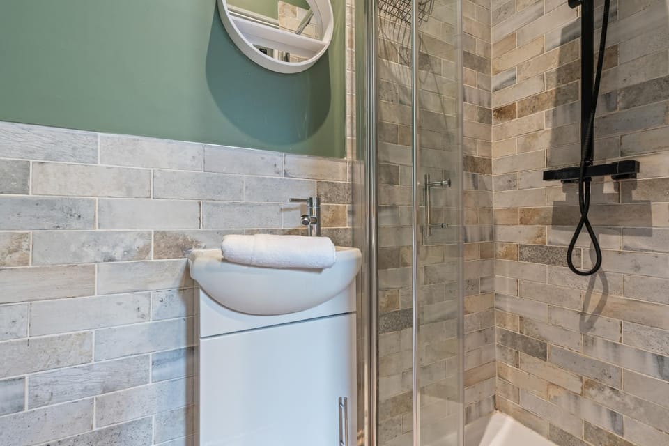 Snug House - 5 Bed 5 bath Contractor & Corporate Accommodation, Free Parking House in Sheffield