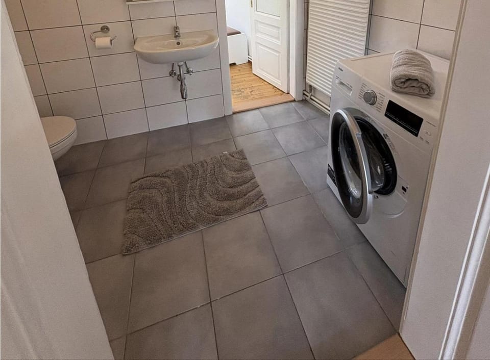 Three Bedroom Spacious Apartment near Train Station Apartment in Vienna