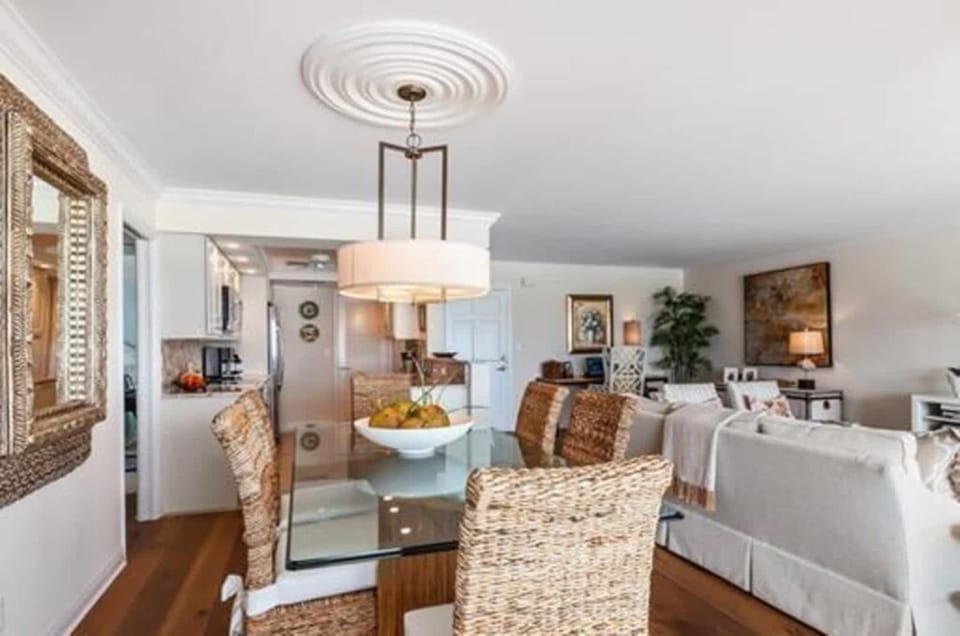 Bayfront Condo with Screened Lanai and Beach Acces Apartment in Naples