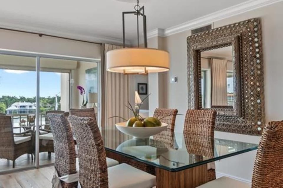Bayfront Condo with Screened Lanai and Beach Acces Apartment in Naples