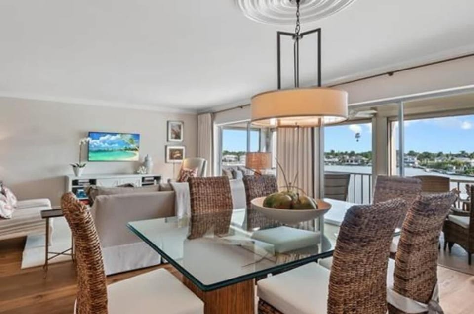 Bayfront Condo with Screened Lanai and Beach Acces Apartment in Naples