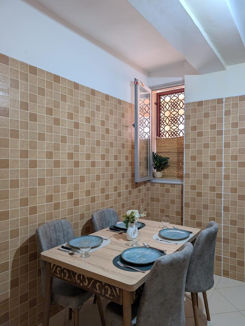 Seating area, Dining area
