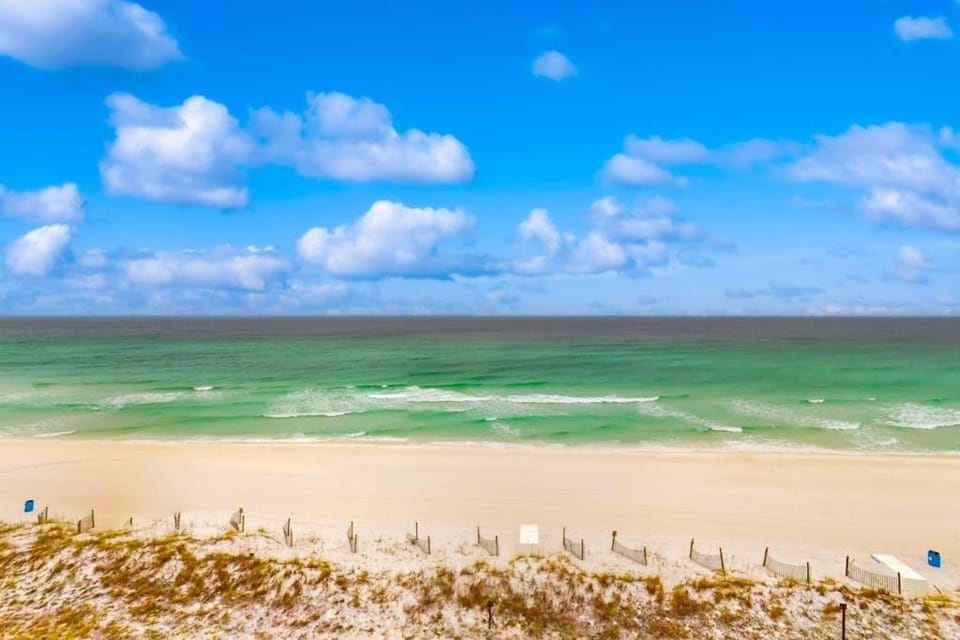 Cozy beachfront condo with beach setup - near shopping House in Okaloosa Island