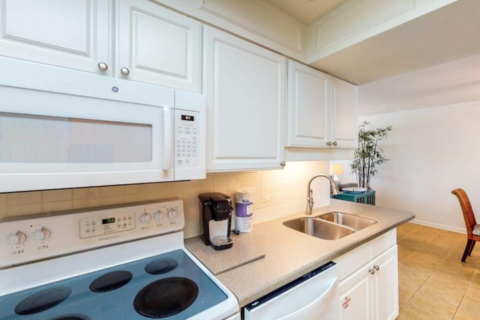 Great beachfront condo pool & tennis courts - quick drive to dining House in Okaloosa Island