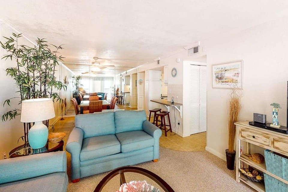 Great beachfront condo pool & tennis courts - quick drive to dining House in Okaloosa Island