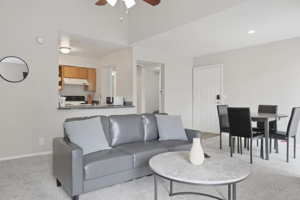 Cozy 2br Nashville retreat Apartment in Cloverhill