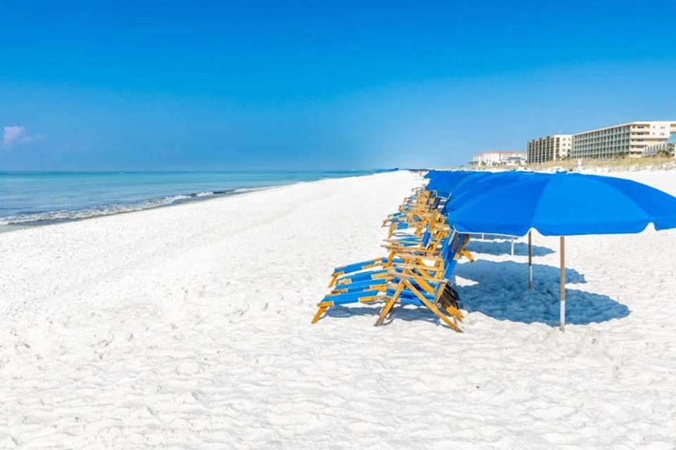 Updated Coastal Condo w Steps To The Gulf Close To Entertainment House in Okaloosa Island