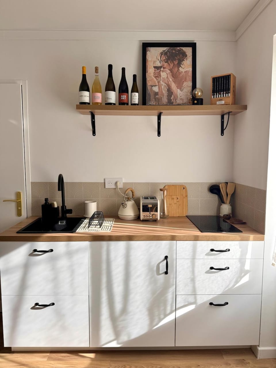 Coffee/tea facilities, stove, toaster, kitchen