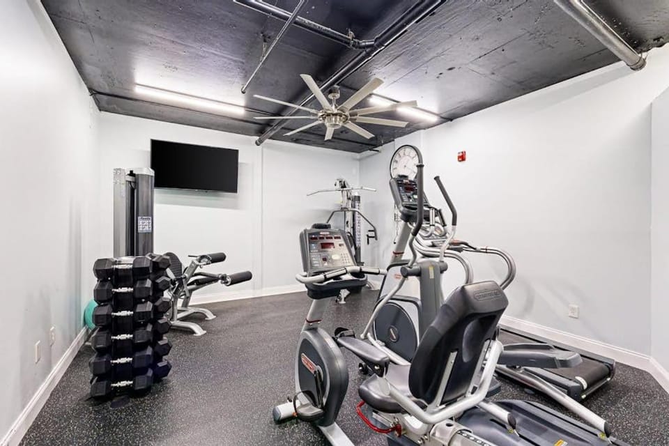 Attractive & Convenient Oceanfront Studio w Shared Pool Gym Free WiFi AC & Balcony Apartment in Okaloosa Island