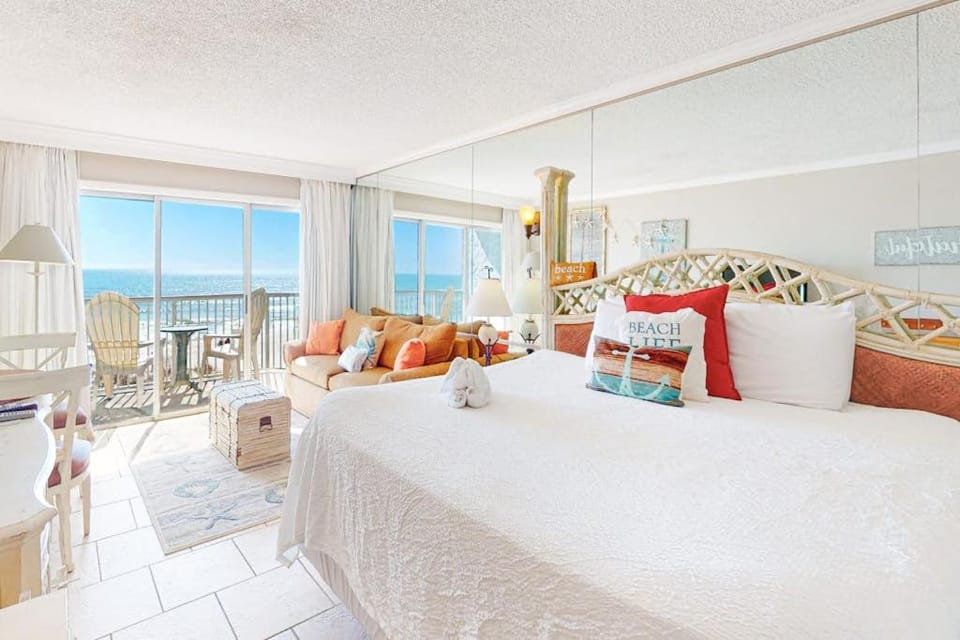 Attractive & Convenient Oceanfront Studio w Shared Pool Gym Free WiFi AC & Balcony Apartment in Okaloosa Island