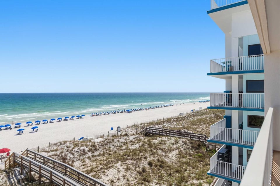 Dreamy island escape with beach access pool & complimentary seasonal beach service House in Okaloosa Island