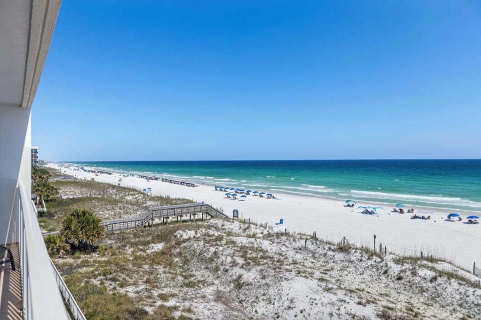 Dreamy island escape with beach access pool & complimentary seasonal beach service House in Okaloosa Island