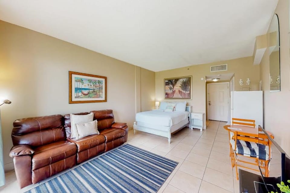 Serene studio with garden-level patio central AC waterfront pool & marina Apartment in Fort Walton Beach