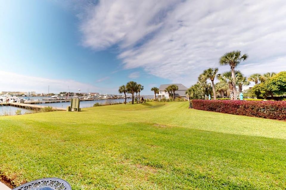 Serene studio with garden-level patio central AC waterfront pool & marina Apartment in Fort Walton Beach