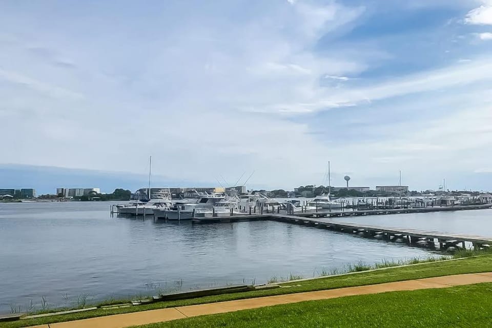 Serene studio with garden-level patio central AC waterfront pool & marina Apartment in Fort Walton Beach