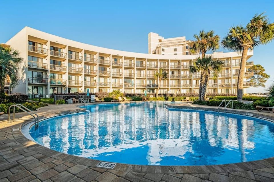 Comfy studio suite with pool & picnic area - snowbird-friendly Apartment in Fort Walton Beach