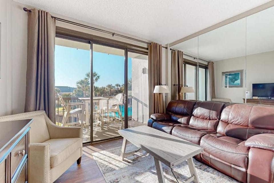 Peaceful corner studio with pool & Santa Rosa Sound views - snowbird-friendly Apartment in Fort Walton Beach
