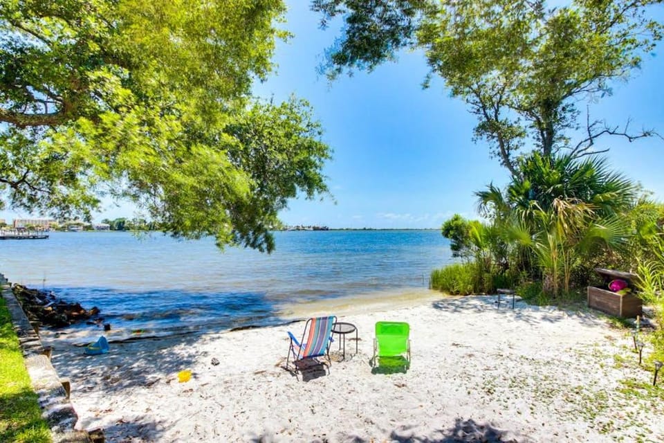 Peaceful corner studio with pool & Santa Rosa Sound views - snowbird-friendly Apartment in Fort Walton Beach